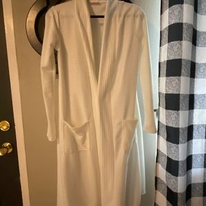 PRETTY YOUNG THING White sweater